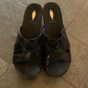 Volatile cork wedge snakeskin strap sandal Size 7